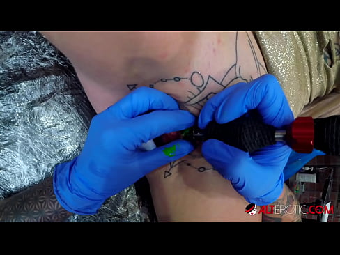 ❤️ Sully Savage, hottie estremamente tatuata, hà fattu un tatuatu nantu à u clitoris ❤️ Super porn à co.tukifporno.ru ️❤
